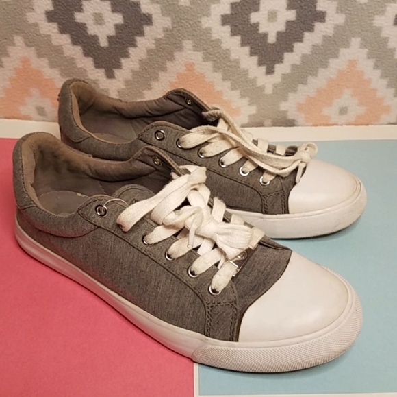 GBG Los Angeles Shoes - GBG Low Top Grey Sneaker